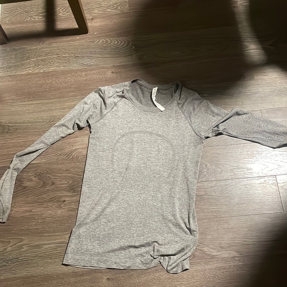 Lululemon grey Swiftly Tech Race Length Size 8 Long sleeve w/ thumb holes